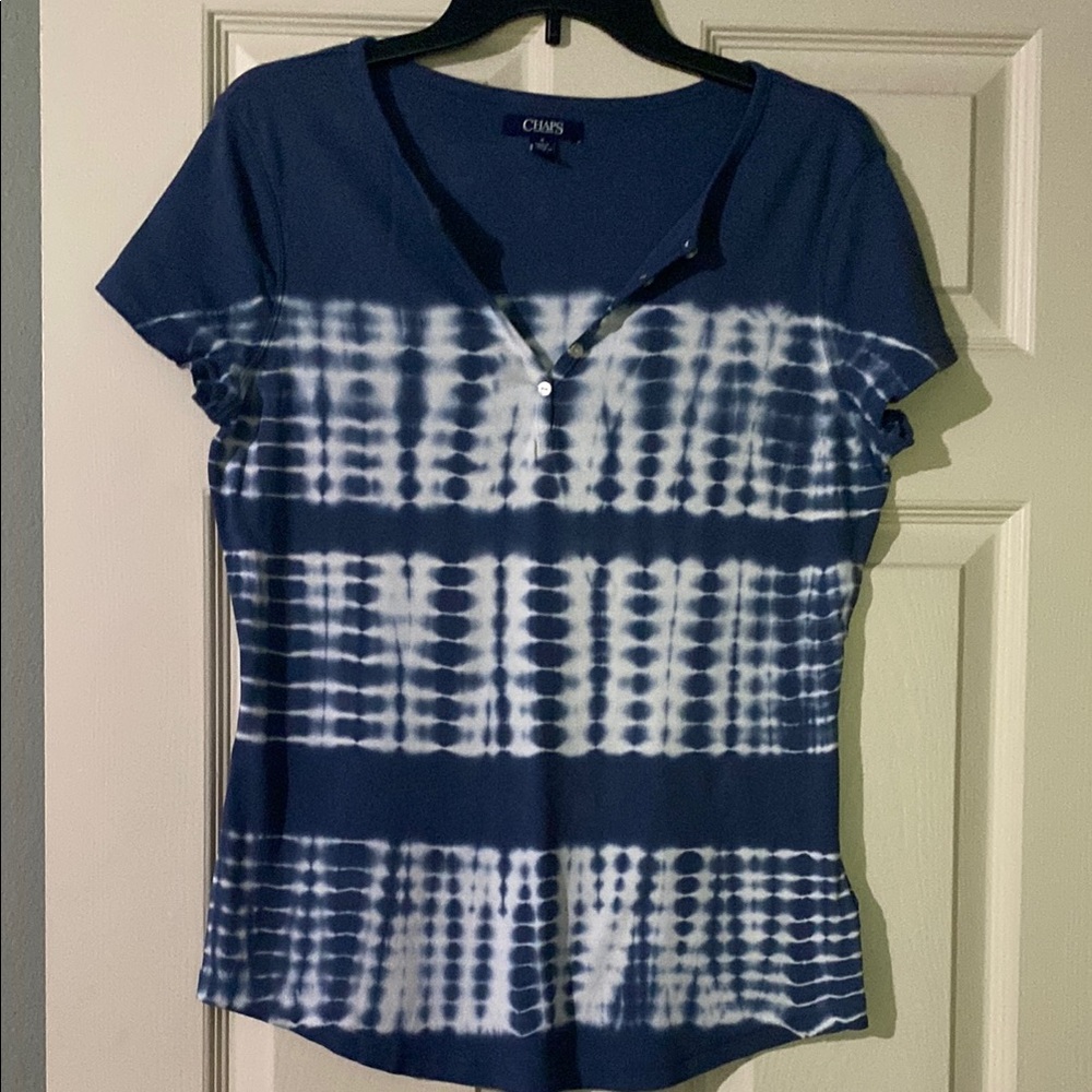 Chaps Blue and White Fitted Short Sleeve Shirt
Size Medium.